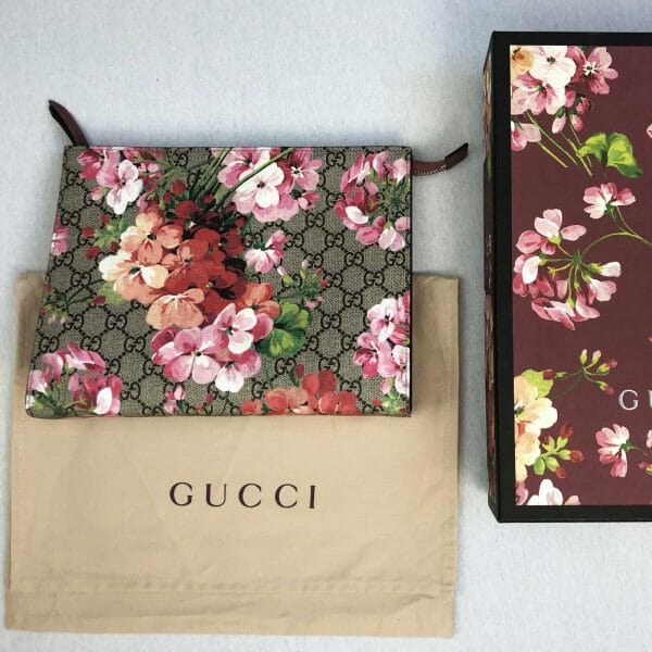 gucci blooms pink gucci logo clutch bag